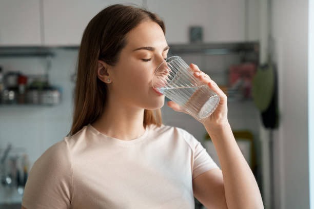 Chica bebiendo agua
